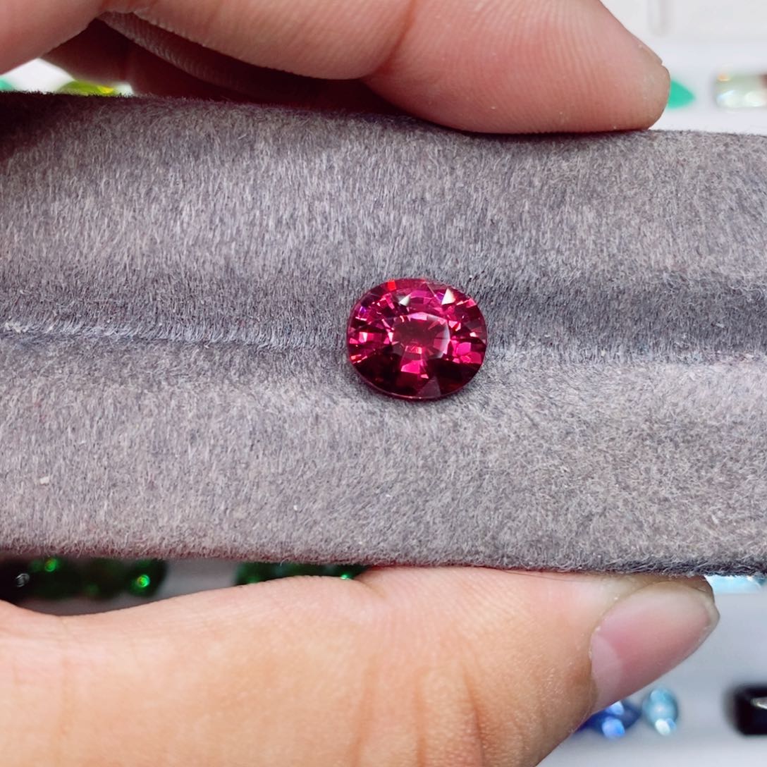 石榴石（紫牙乌）裸石未镶嵌镁铝石榴石3.88克拉