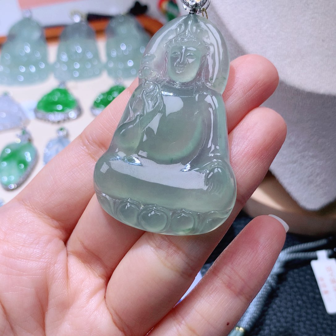 颈饰18K金镶嵌翡翠观音