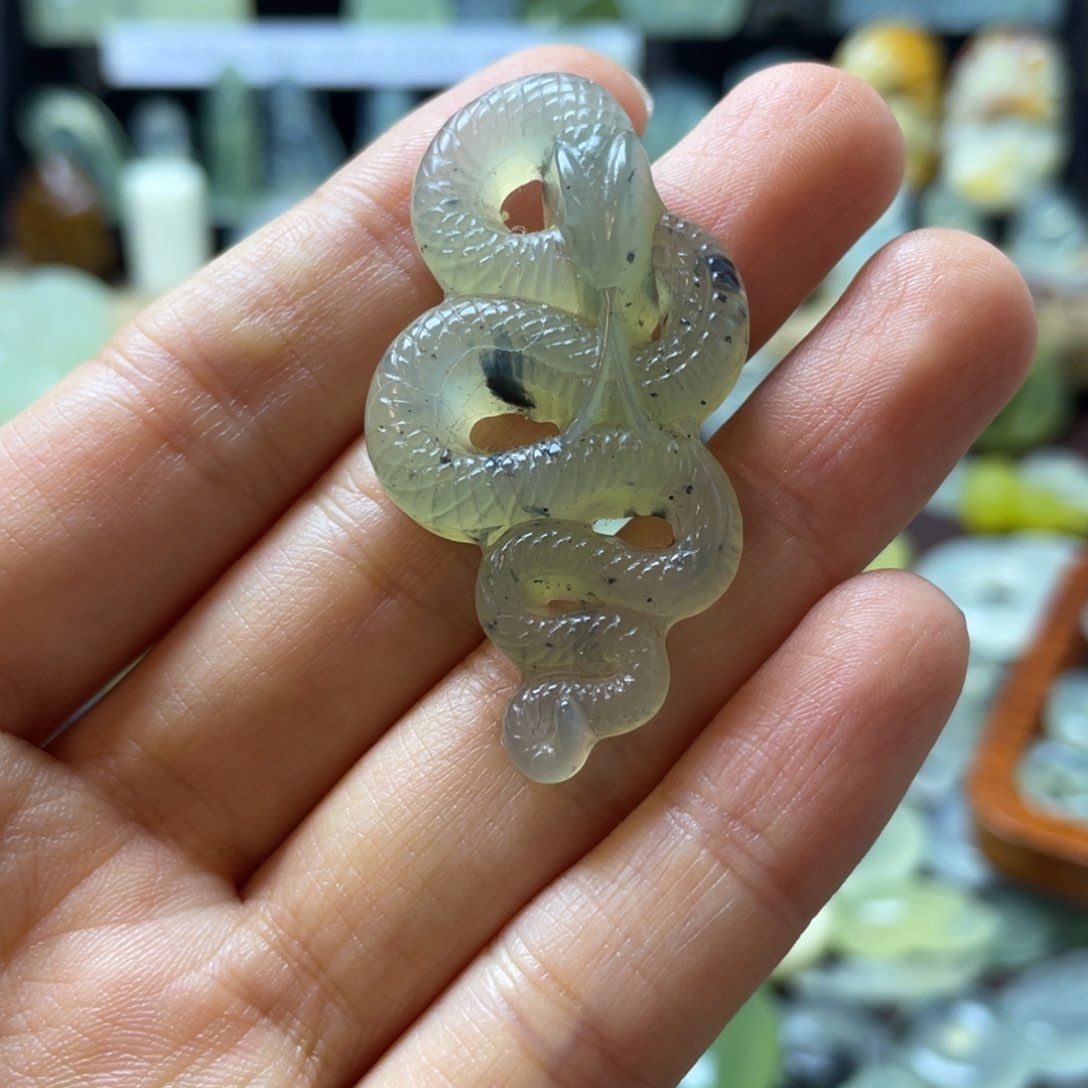 蛇纹石玉颈饰未镶嵌