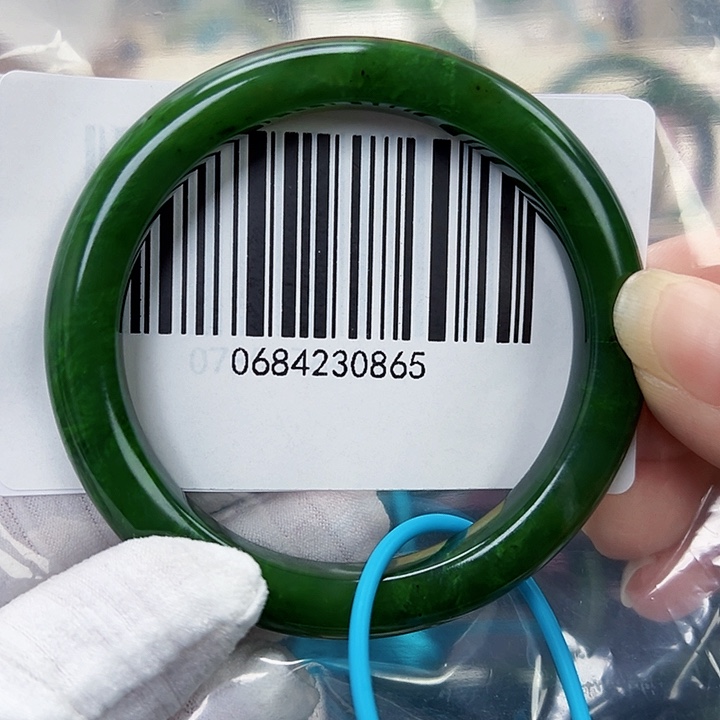 虹***姐和田玉未镶嵌手镯包容56