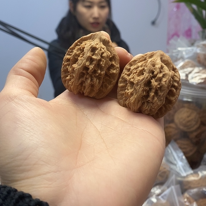 蓝***云把件文玩核桃39梅枝虎