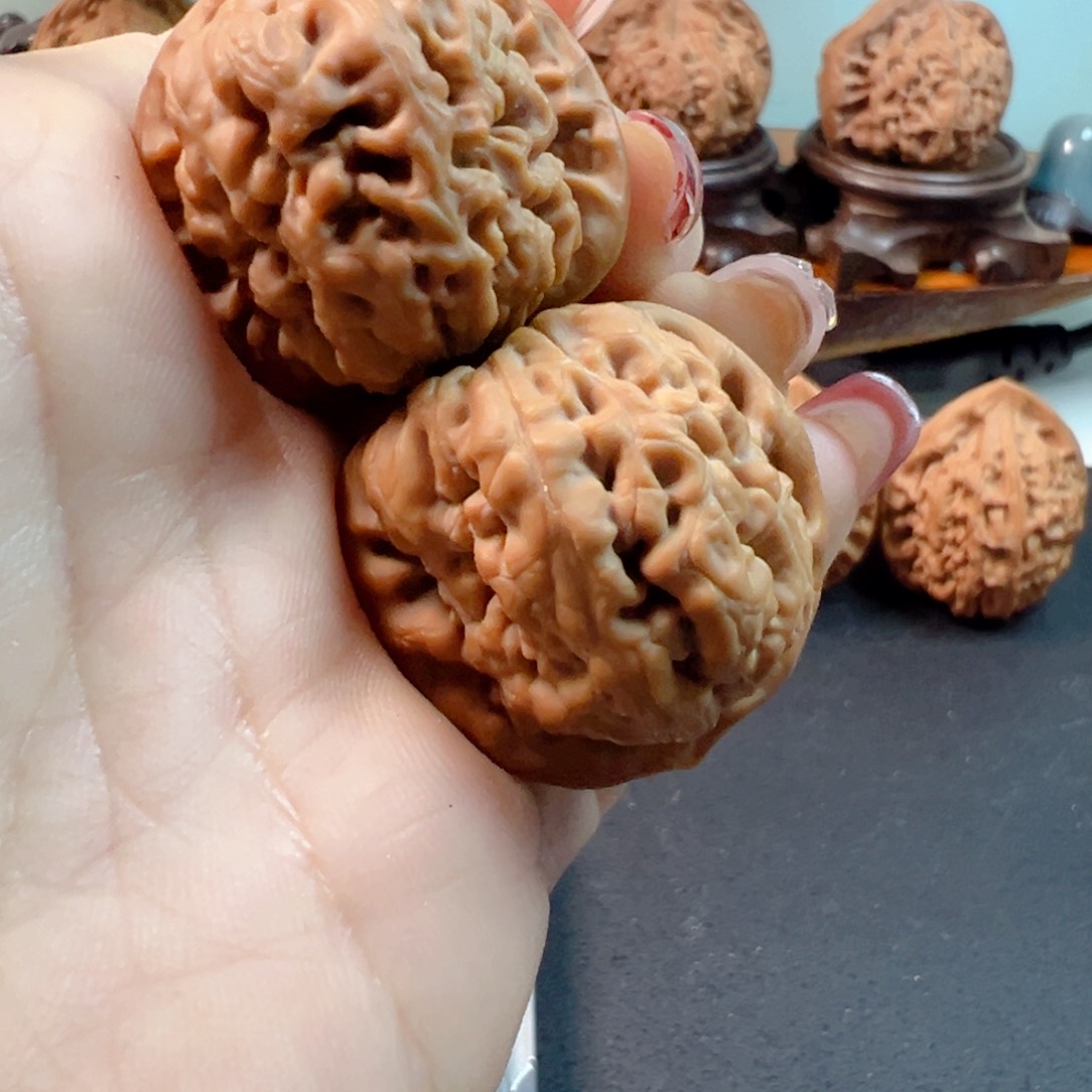 文玩核桃把件哈**哥金字塔手把件