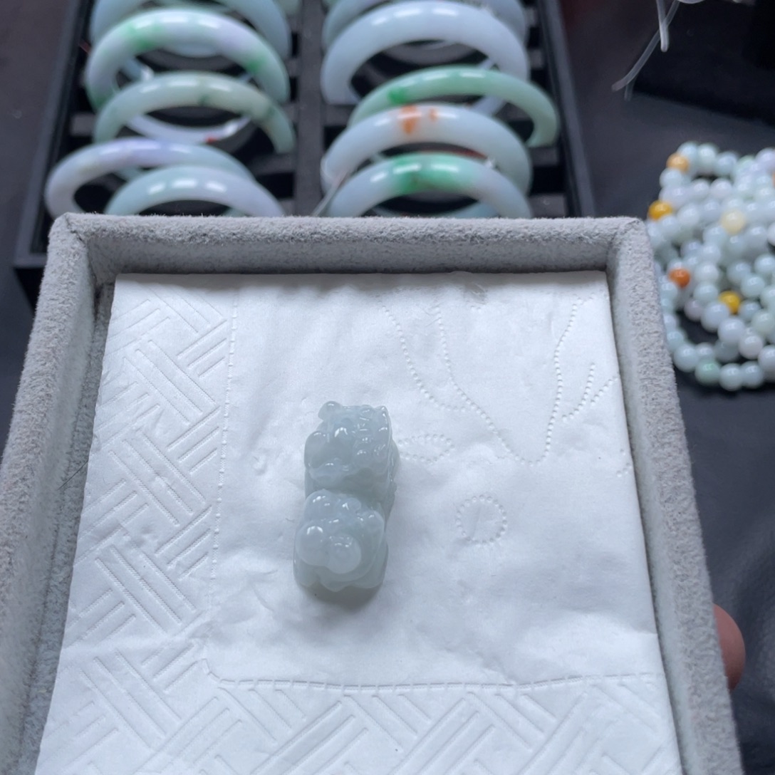 翡翠未镶嵌颈饰貔貅