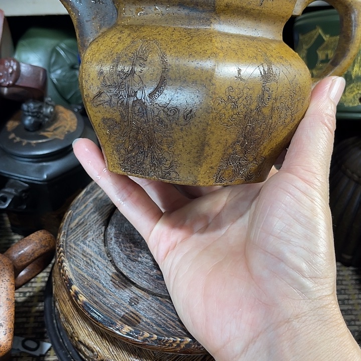 茶壶紫砂原矿泥料手工制作的一把紫砂壶。