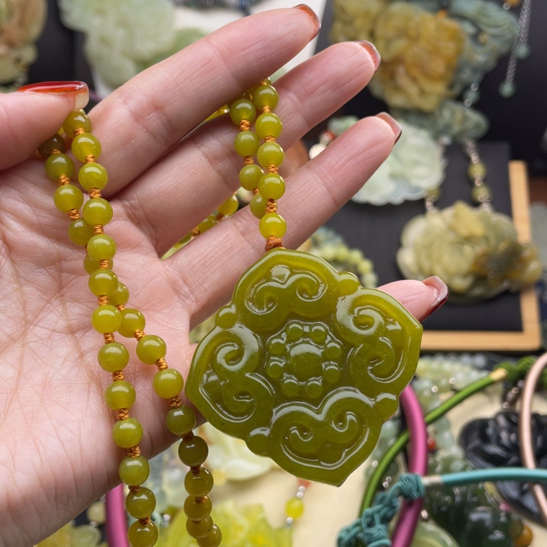 蛇纹石玉颈饰未镶嵌