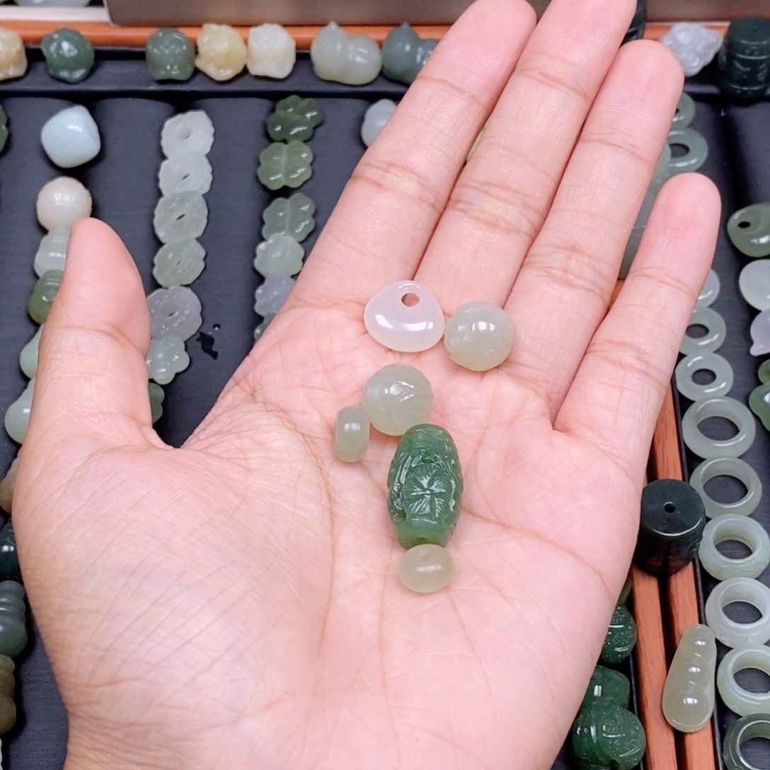 费***格和田玉未镶嵌颈饰