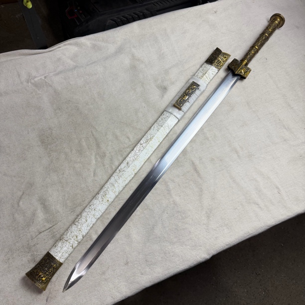 3658 龙泉昊天宝剑高锰钢汉剑漆鞘未开刃