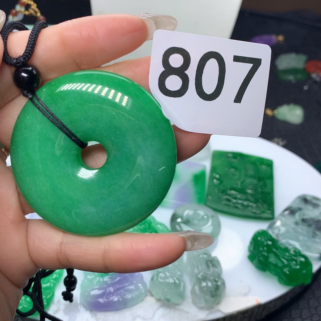 翡翠吊坠(赠链)未镶嵌