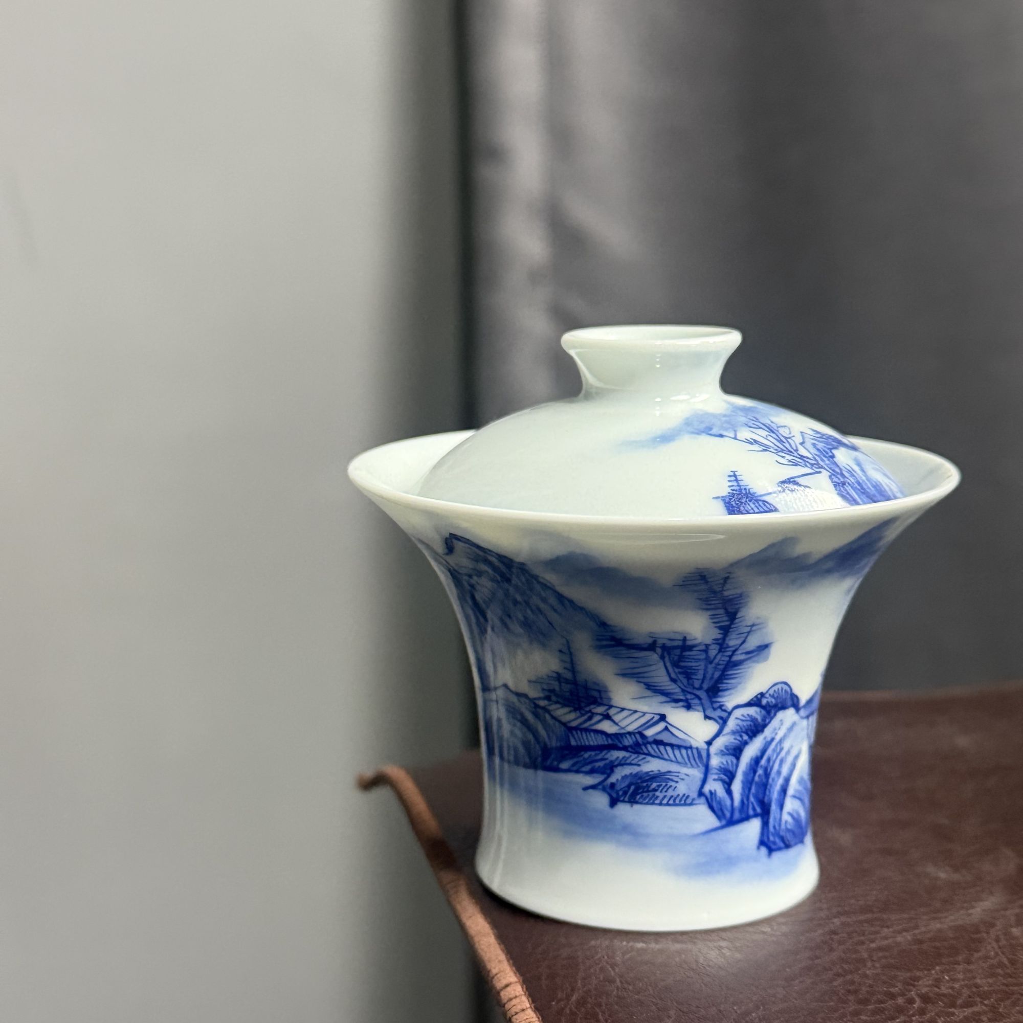 有瑕疵山水马蹄盖碗