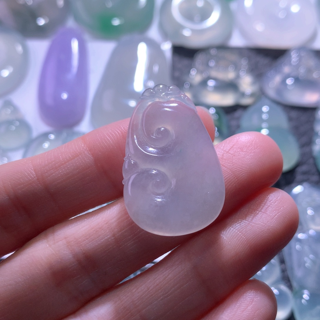 翡翠未镶嵌颈饰如意