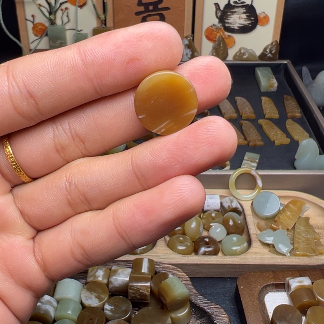 和田玉（糖玉）未镶嵌珠宝奇石圆牌福利