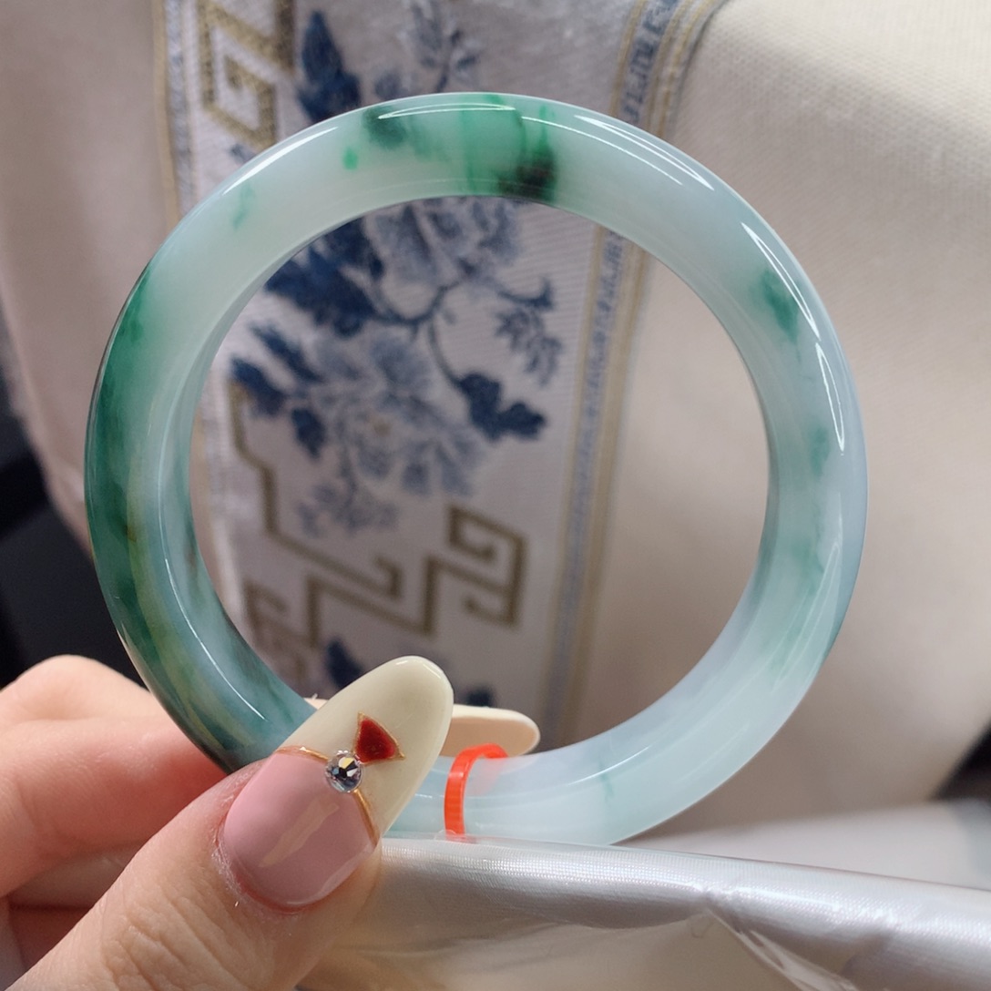 翡翠手镯未镶嵌56.1圈口