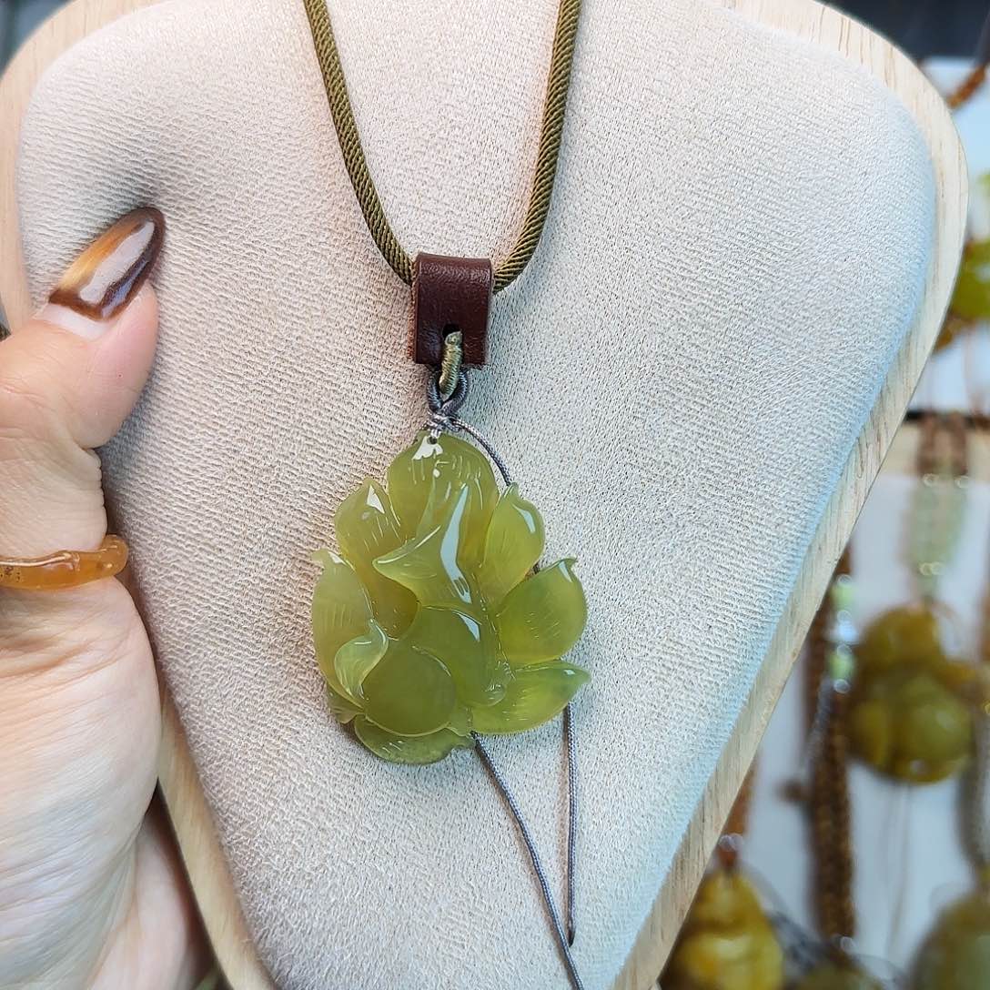 皓***奶蛇纹石玉未镶嵌颈饰