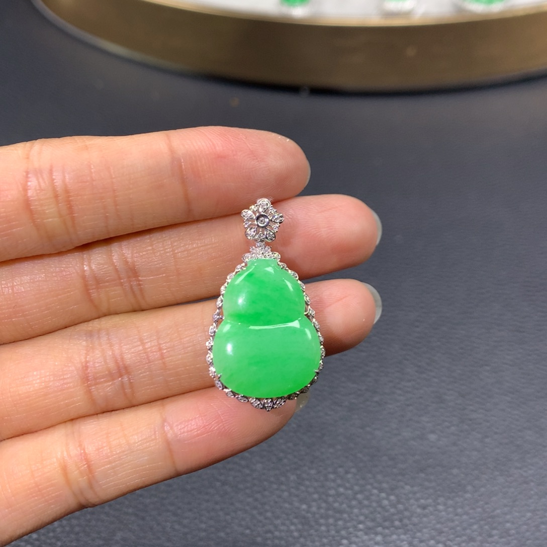 翡翠颈饰18K金镶嵌翡翠