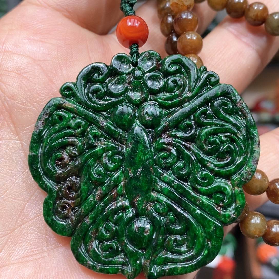 翡翠颈饰未镶嵌玉*坊漂亮美眉