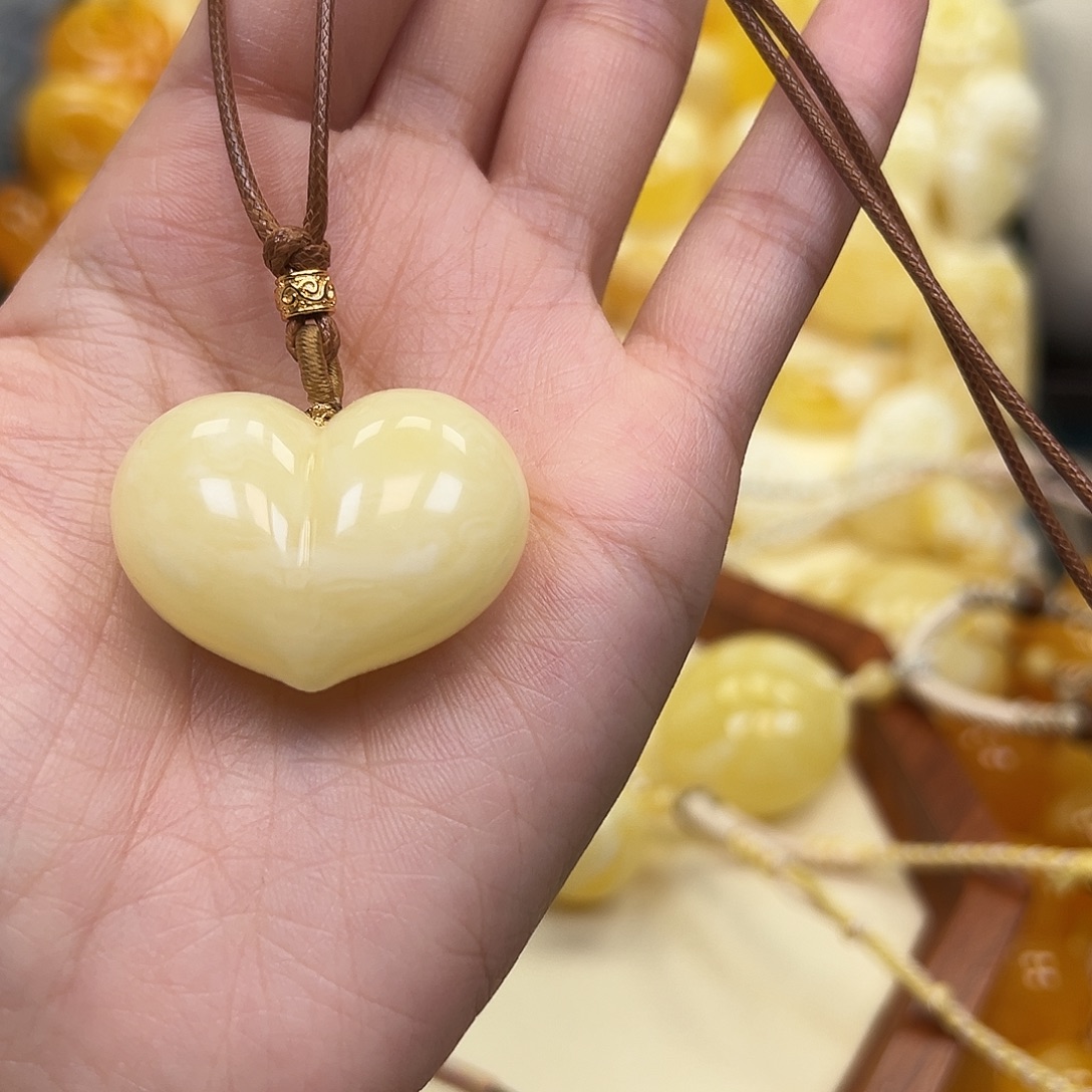 琥珀未镶嵌颈饰蜜蜡