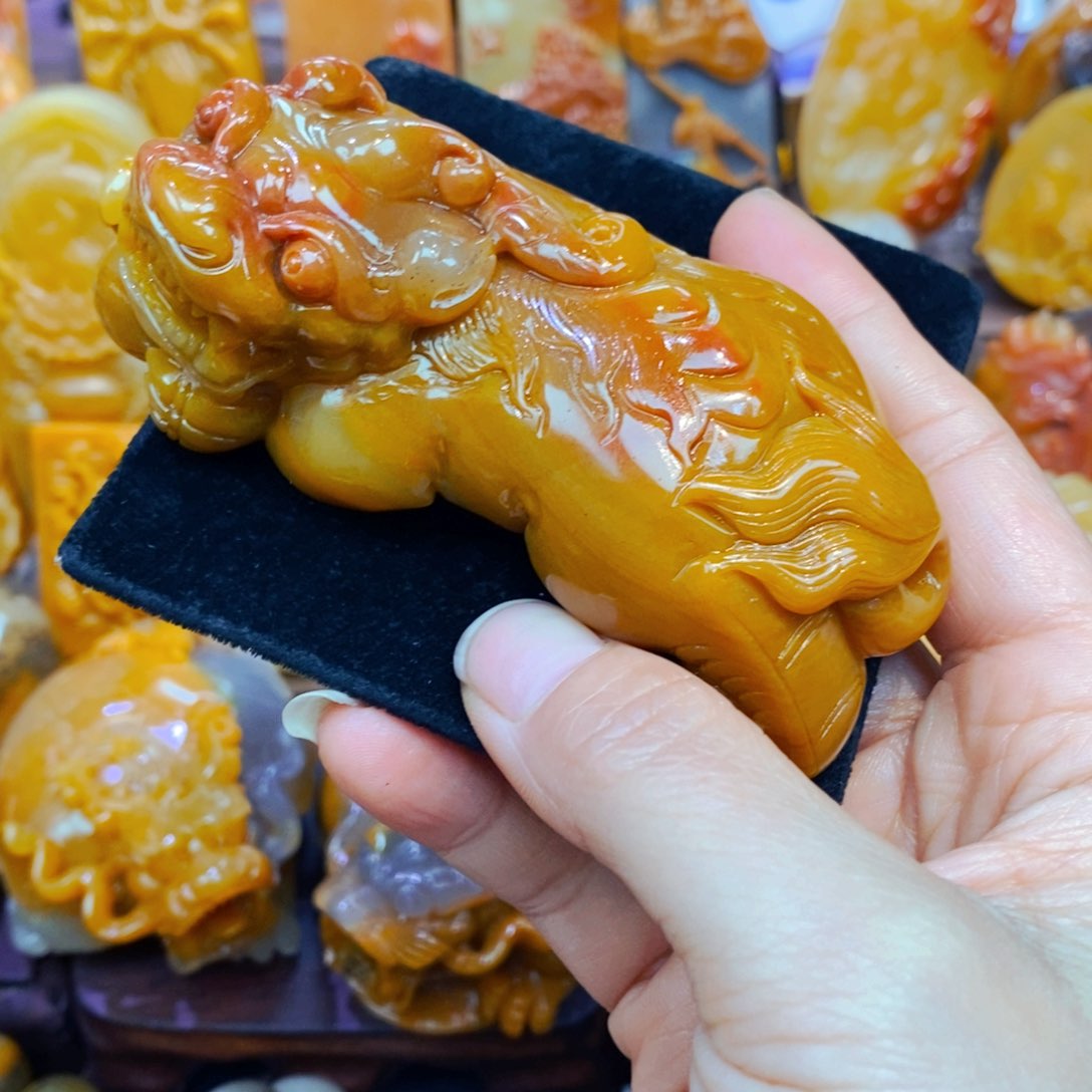 未镶嵌石英质玉（黄龙玉）颈饰