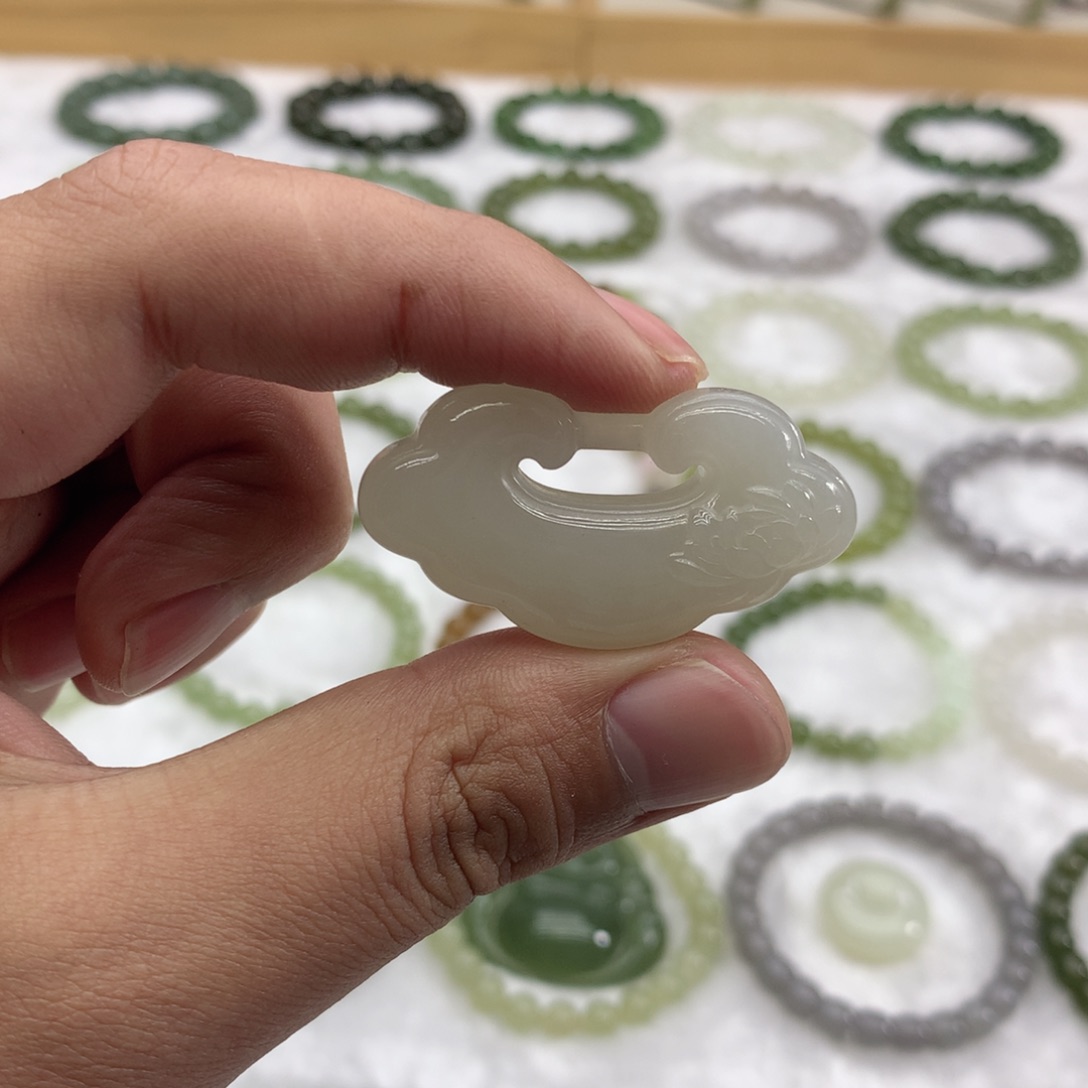 和田玉未镶嵌吊坠(赠链)藕灰祥云平安锁