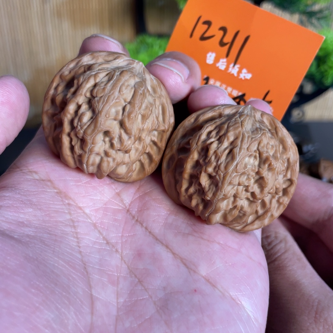 文玩核桃吊坠43山地磨盘全品红皮12211