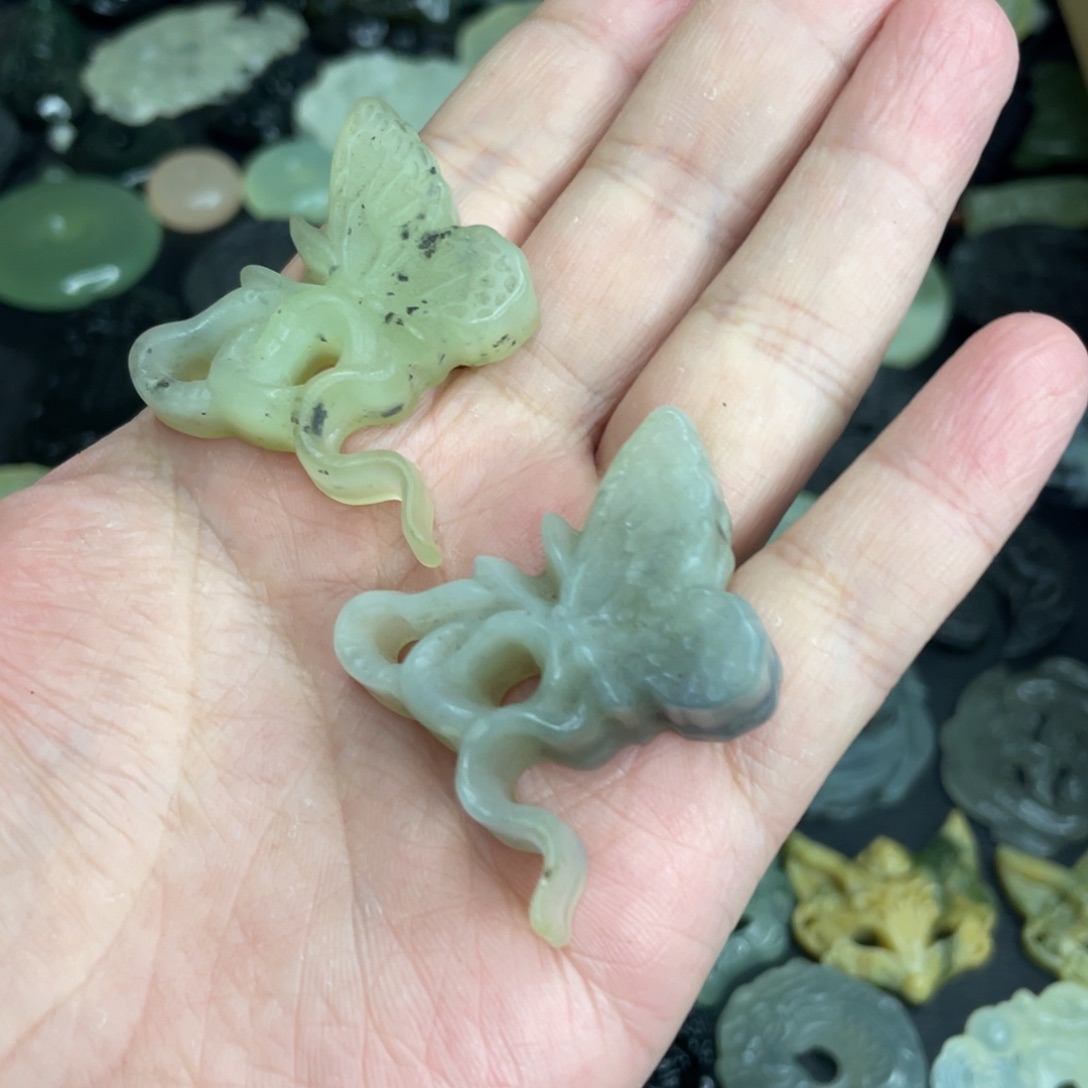 岫玉未镶嵌颈饰蛇蝶