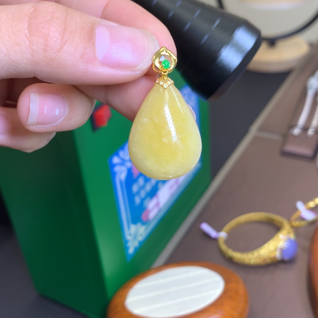 翡翠颈饰18K金镶嵌翡翠