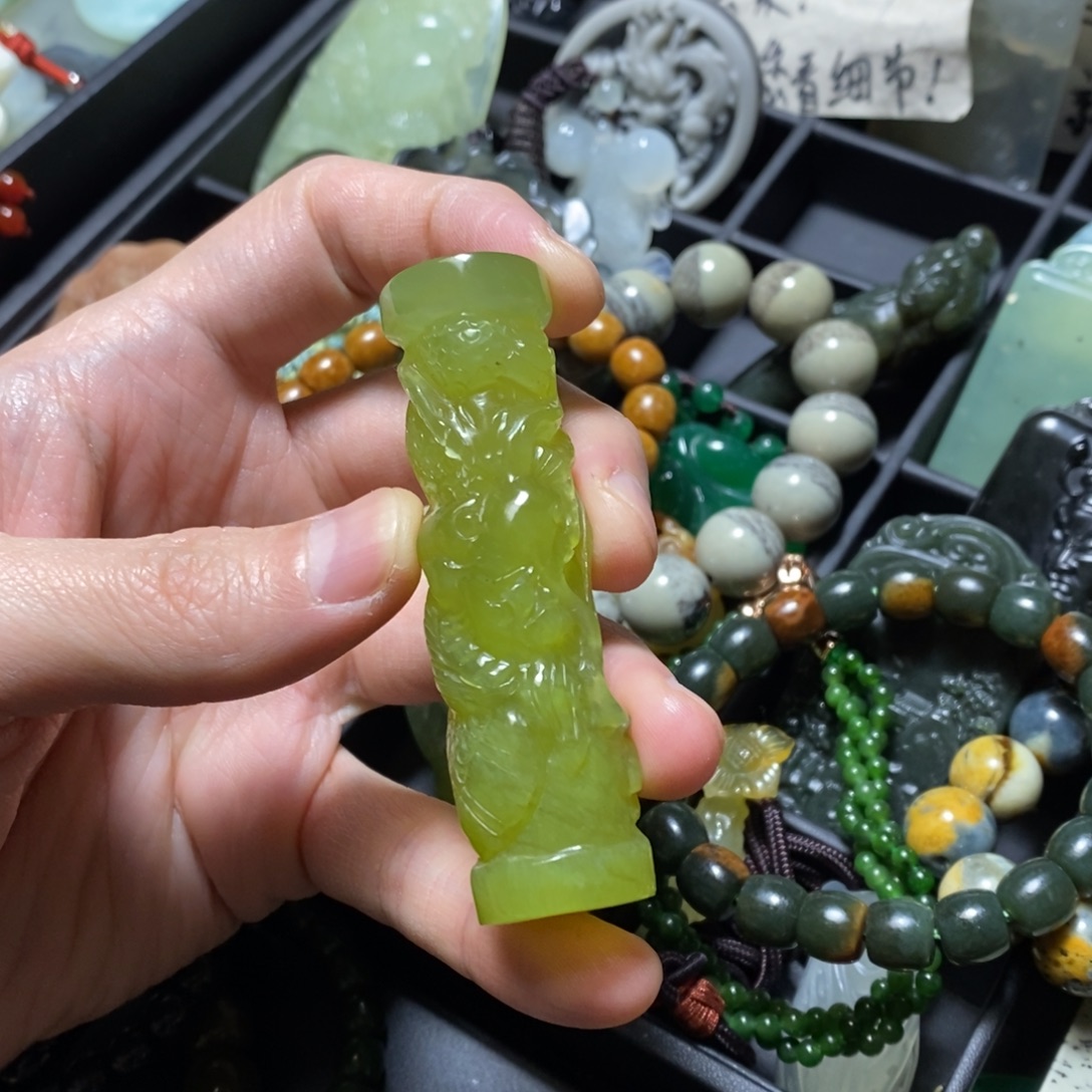 蛇纹石玉未镶嵌颈饰