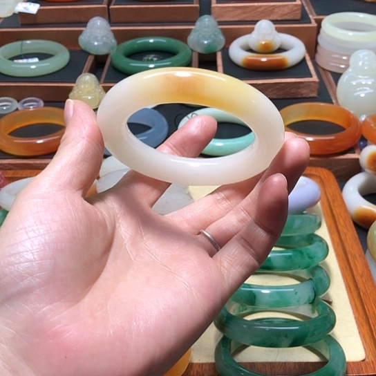 ℒ****石英质玉（黄龙玉）未镶嵌手镯