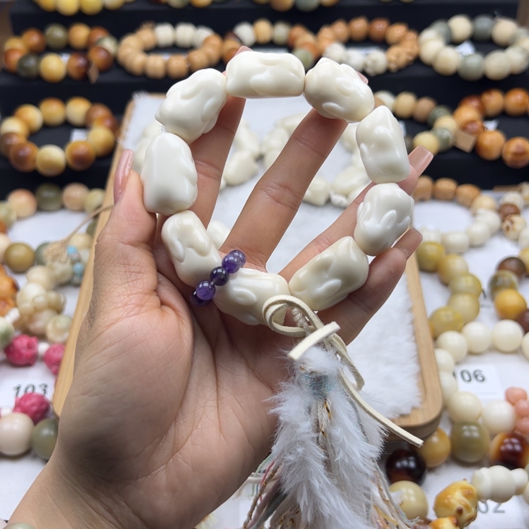 白玉菩提吊坠手持