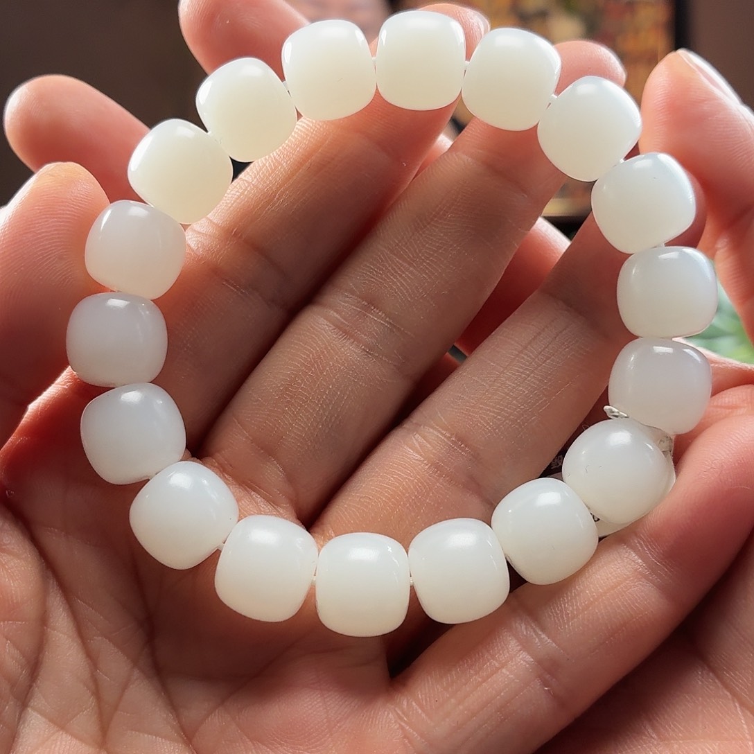 啸***啸和田玉未镶嵌手串俄芭莎老11/12