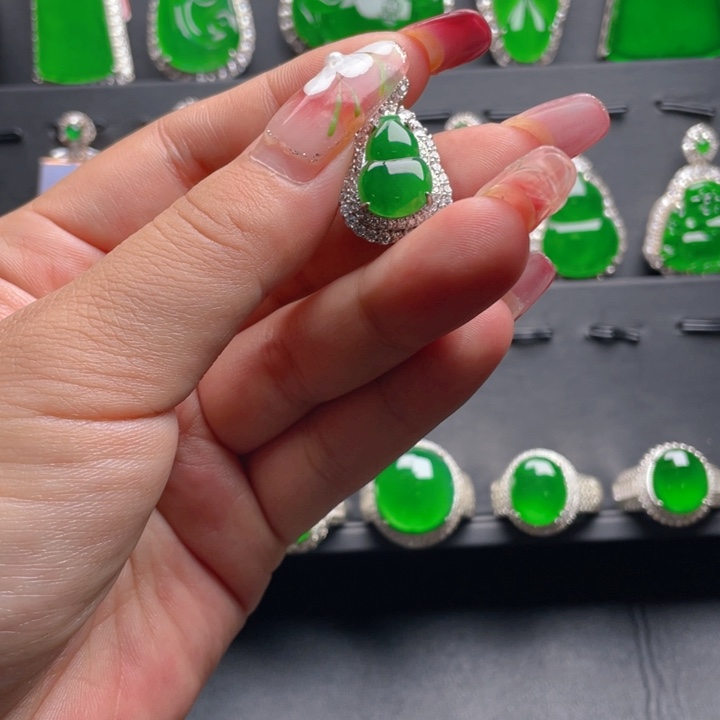 翡翠颈饰未镶嵌翡翠吊坠