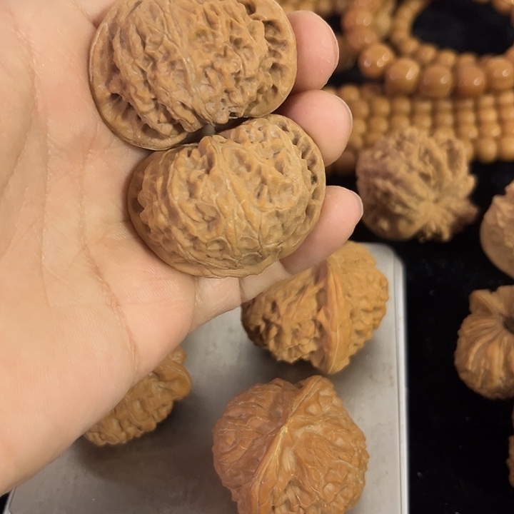 文玩核桃把件42左右微微瑕宫灯，编号0023