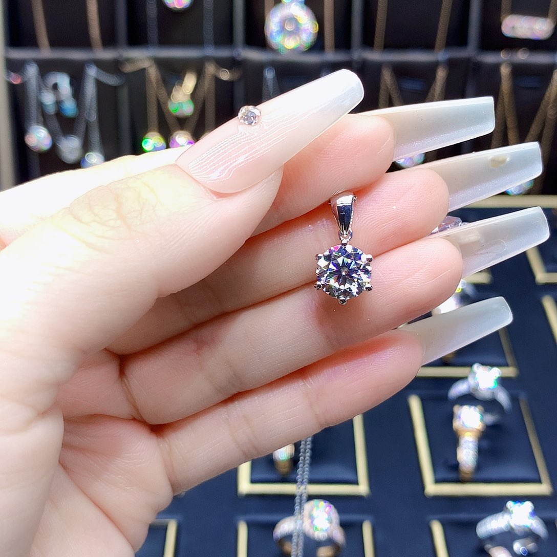 18K金镶嵌合成碳硅石（莫桑石）吊坠(不含链)用****4