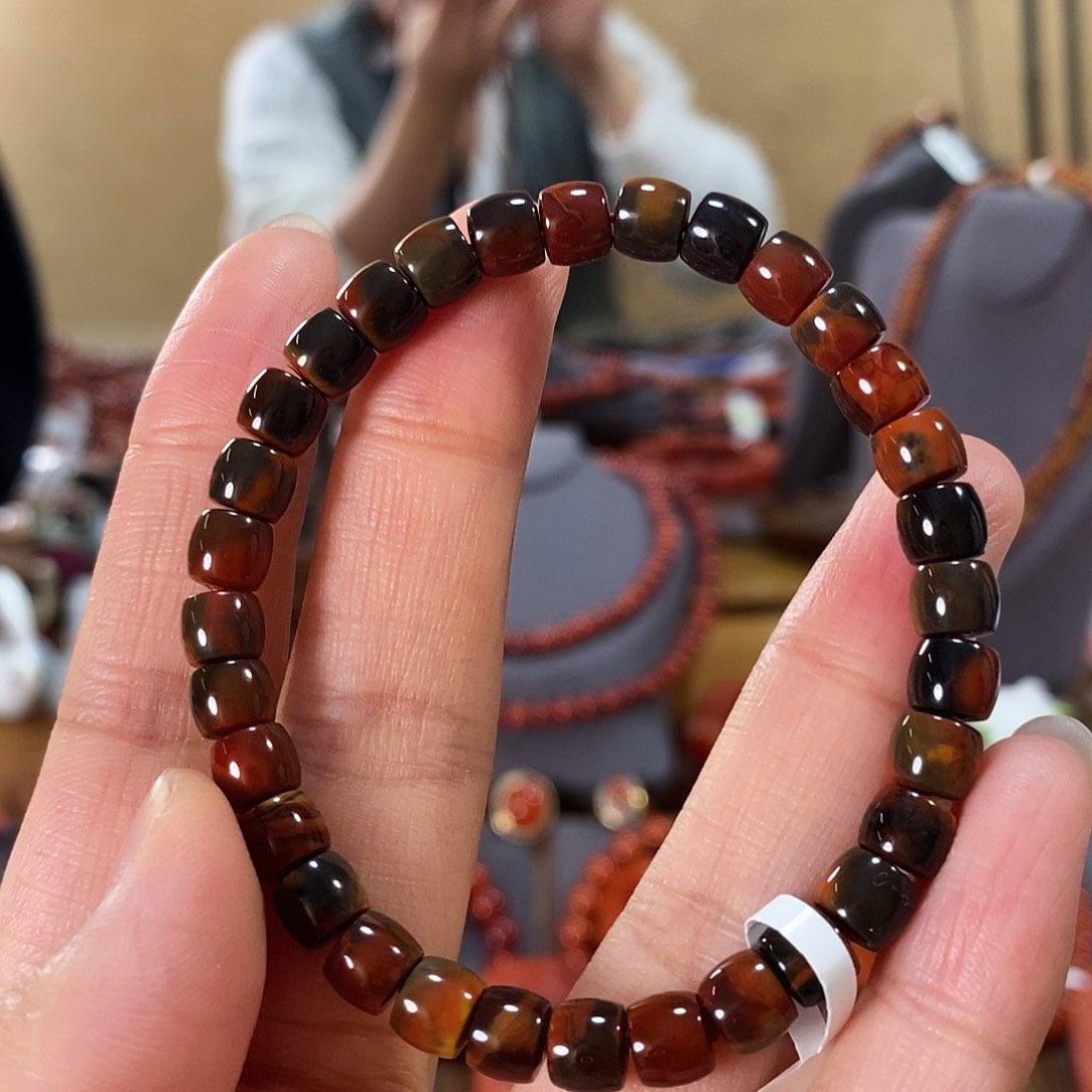 未镶嵌单圈6.5m m原矿南红玛瑙坐**云