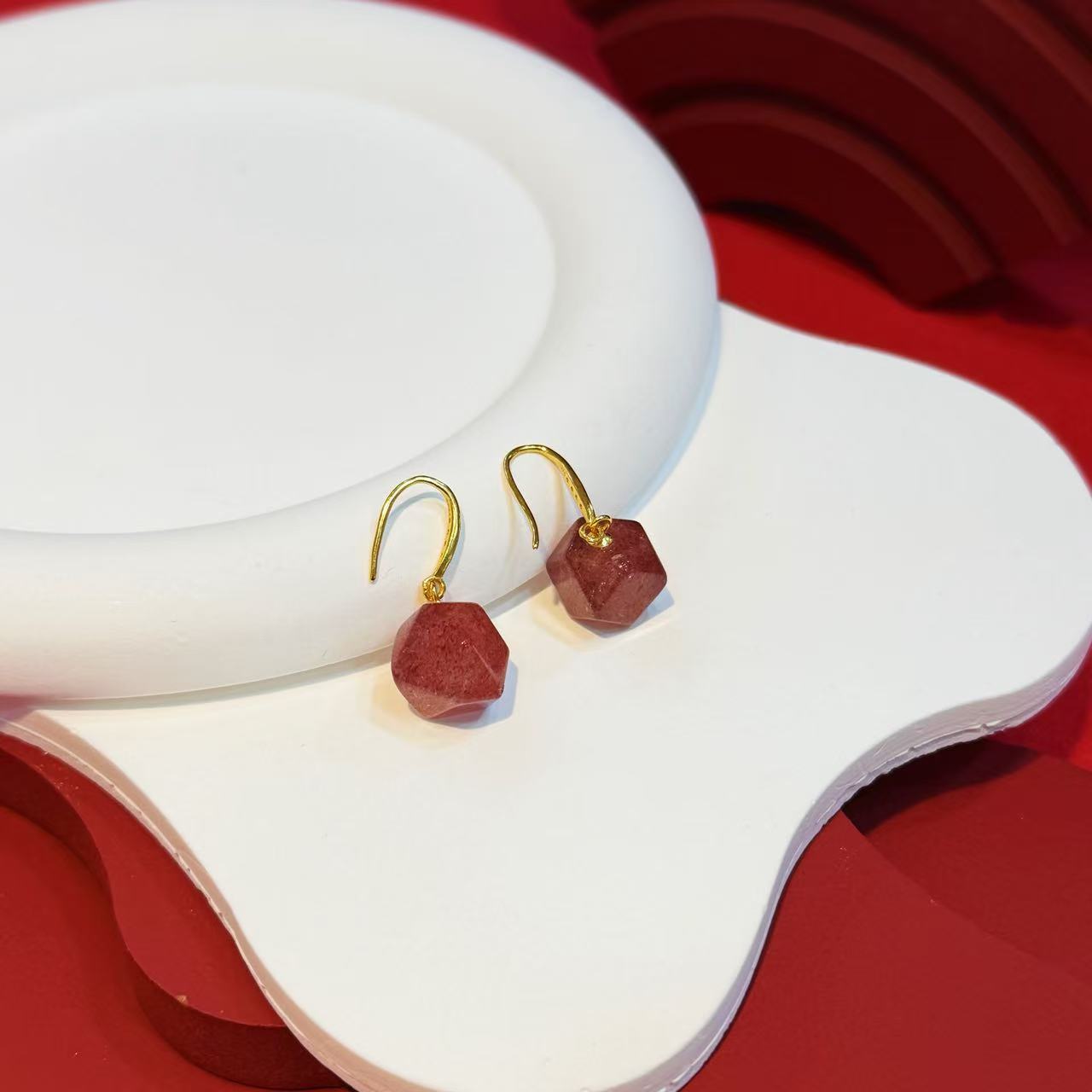 S925银镶嵌草莓晶立体多边形耳钩HNZ14879