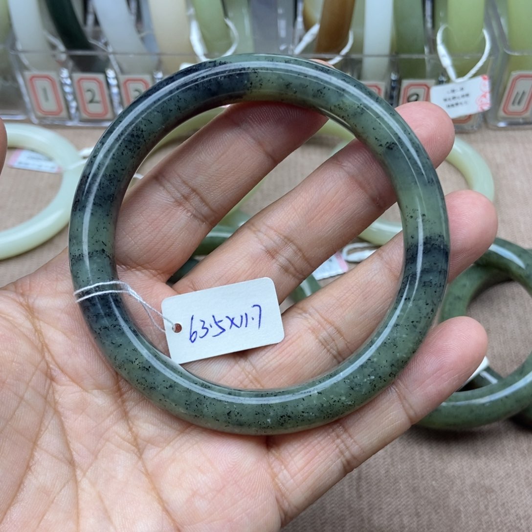 和田玉手镯未镶嵌哈***1