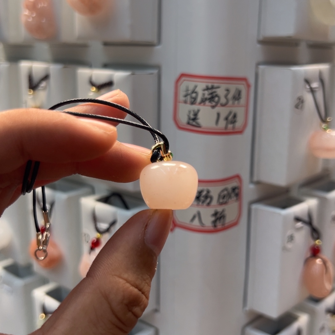 用***4石英质玉（天山翠）合金颈饰