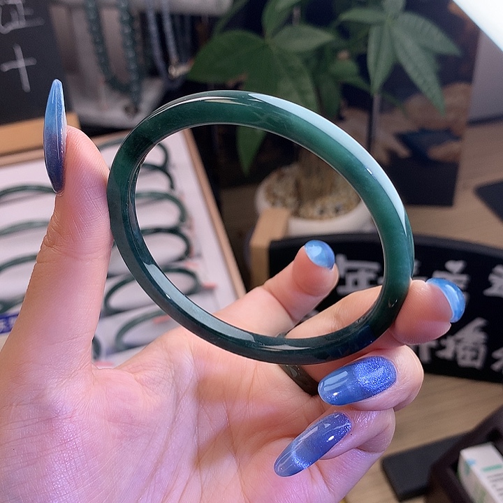 翡翠手镯未镶嵌62圈口