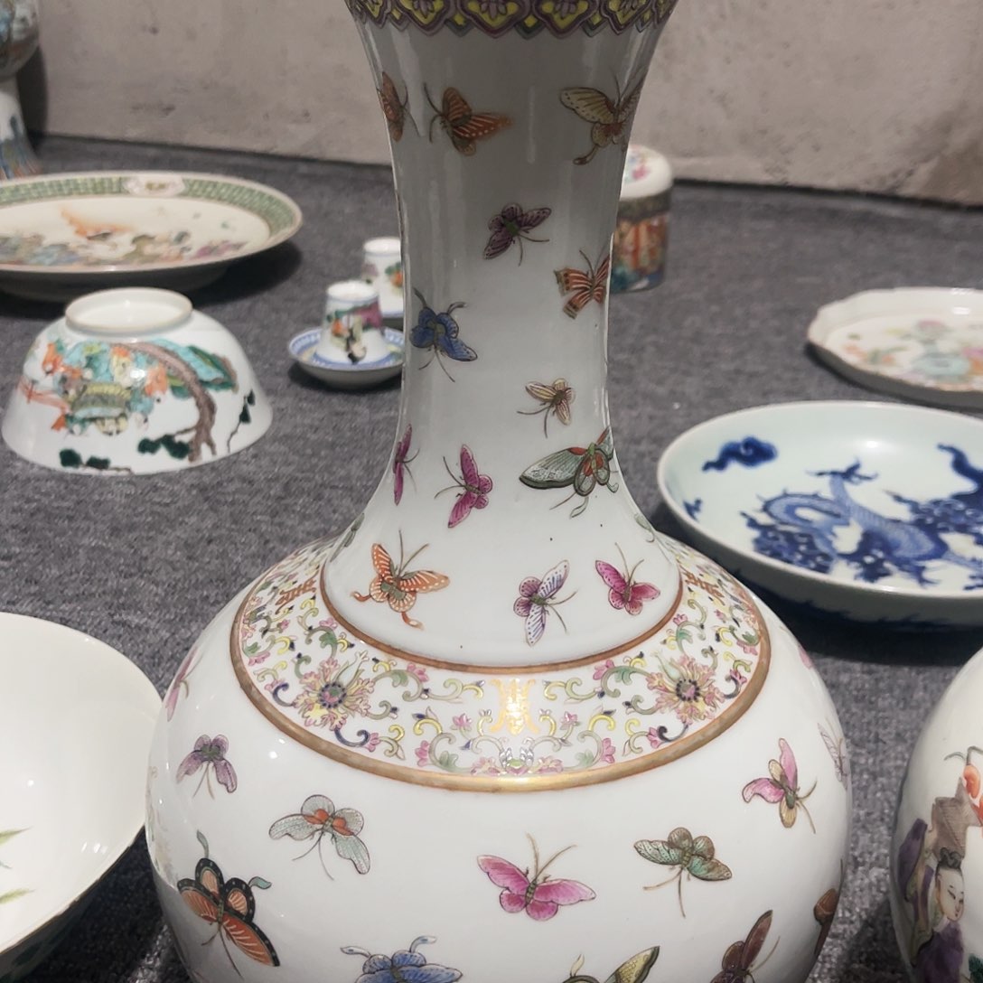 瓷片@*着粉彩彩蝶赏瓶