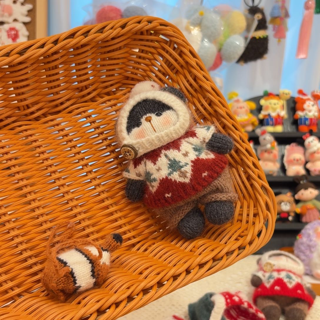 针织品小熊包挂 带娃包