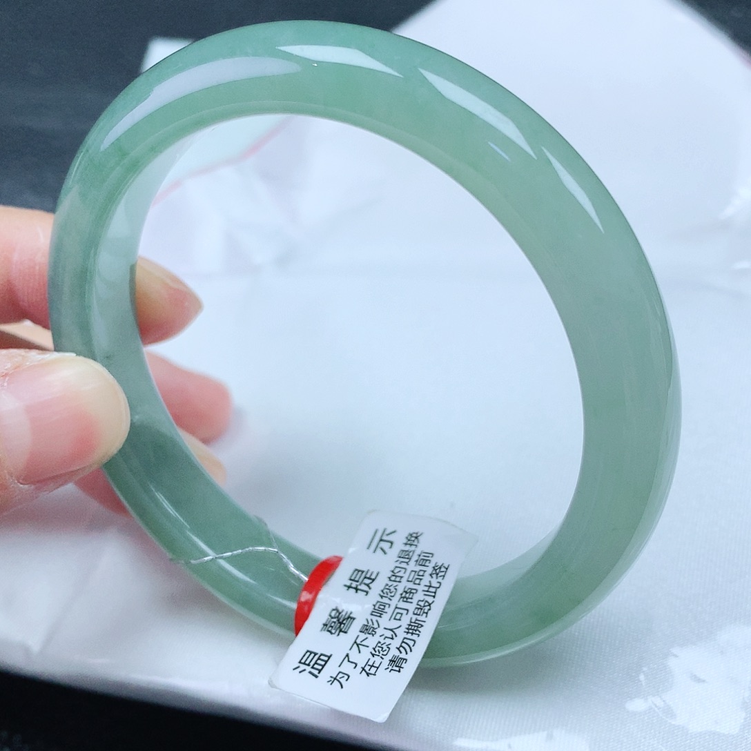 翡翠手镯未镶嵌56圈