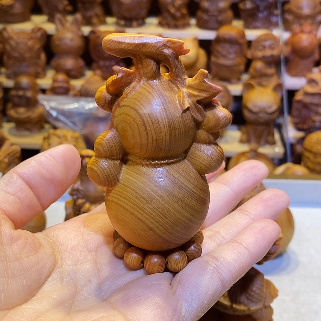 头***条木崖柏木雕手把件