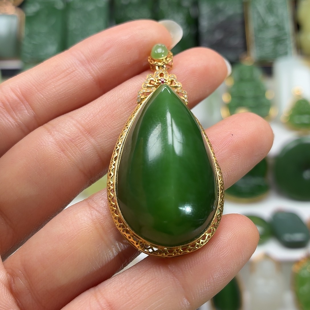 和田玉18K金镶嵌颈饰辣绿荧光大水滴