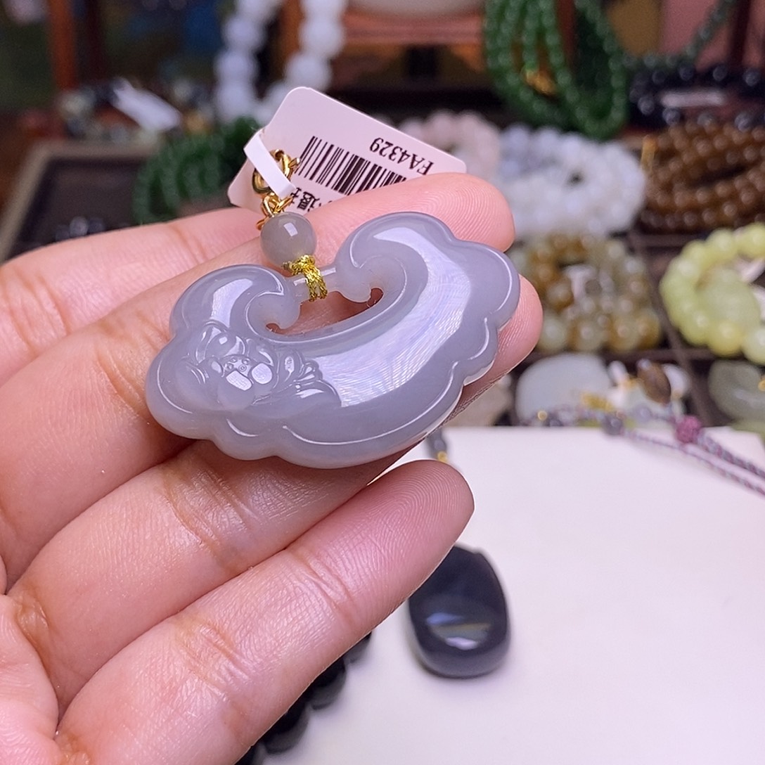 和田玉未镶嵌颈饰老矿料烟紫冰底如意锁