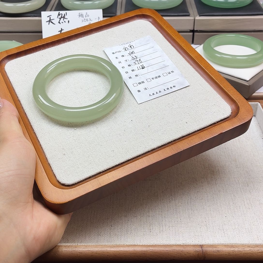 彩***彩石英质玉未镶嵌手镯