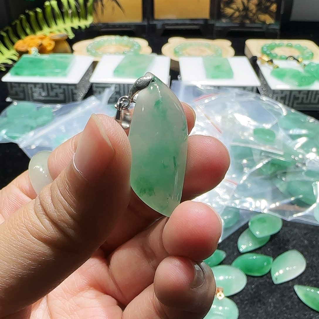 石英质玉颈饰未镶嵌