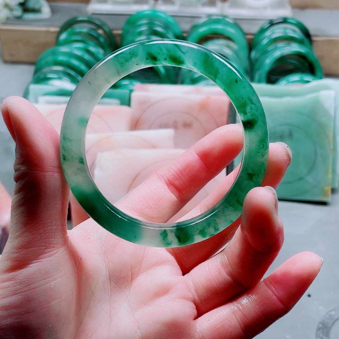 石英质玉手镯未镶嵌严*