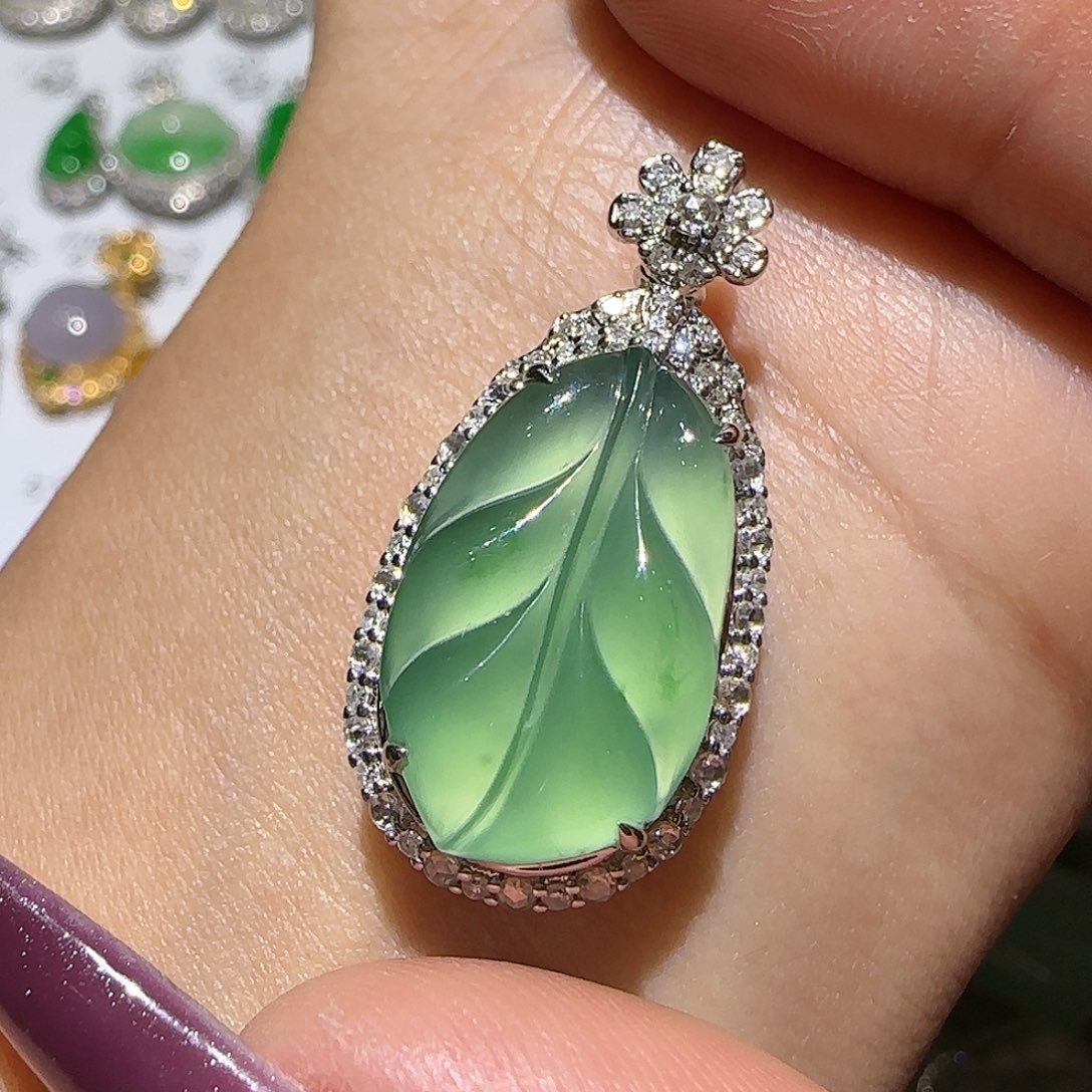 【闪购商品】颈饰18K金镶嵌翡翠天然