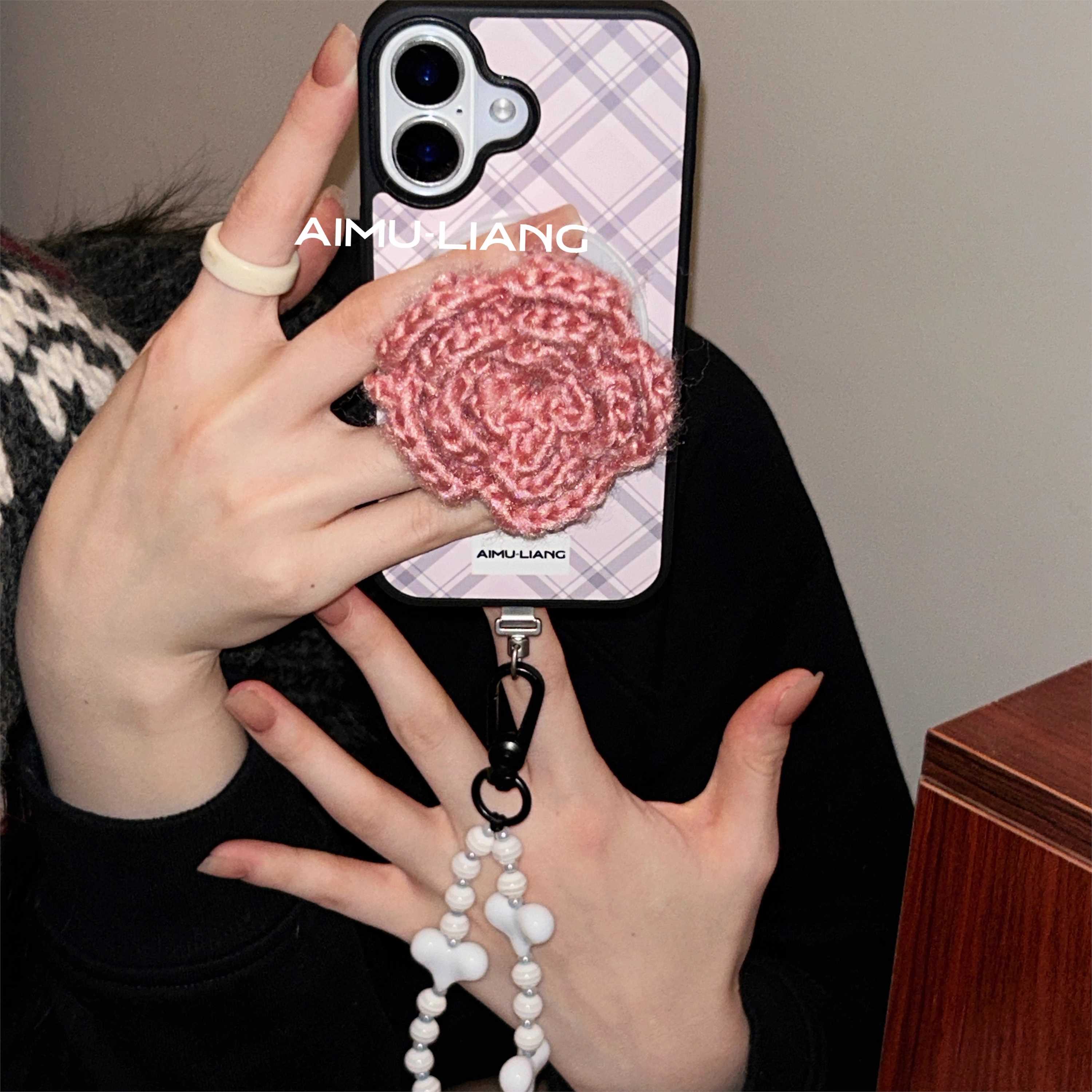 AIMU原创莓莓粉格毛线花适用苹果iPhone16promax手机壳磁吸151413