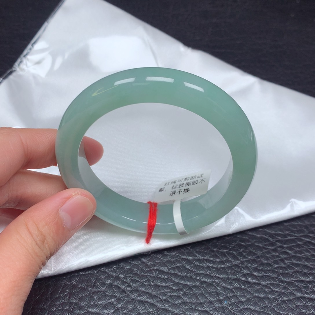 翡翠手镯未镶嵌。