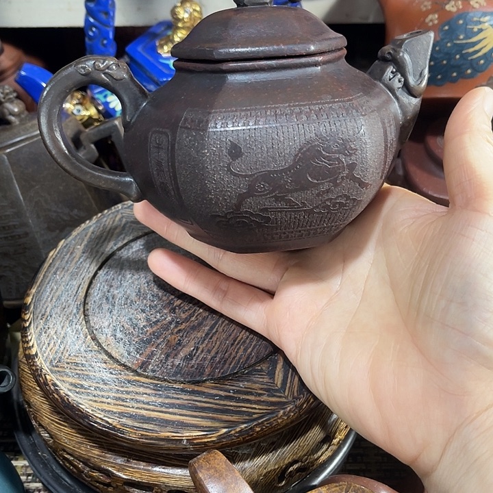 茶壶紫砂原矿泥料手工制作的一把紫砂壶。